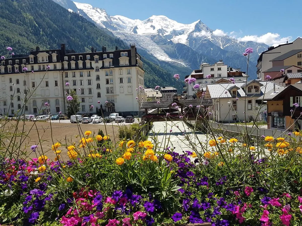 Vue MontBlanc magique en centre-ville avec parking Chamonix France